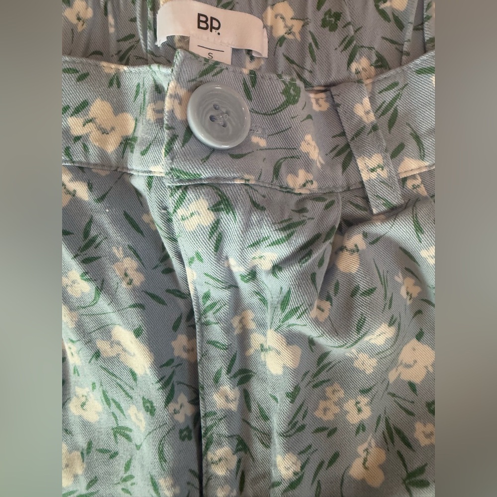 BP, Nordstrom. Floral Print Pleated Shorts in Blue Daisy Spray. Size Small. - Picture 5 of 7